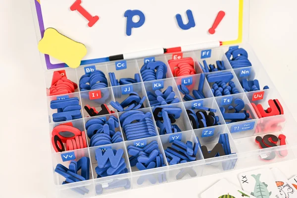 MAGNETIC LETTERS_3 Magnetické písmenká v kufríku s tabuľou